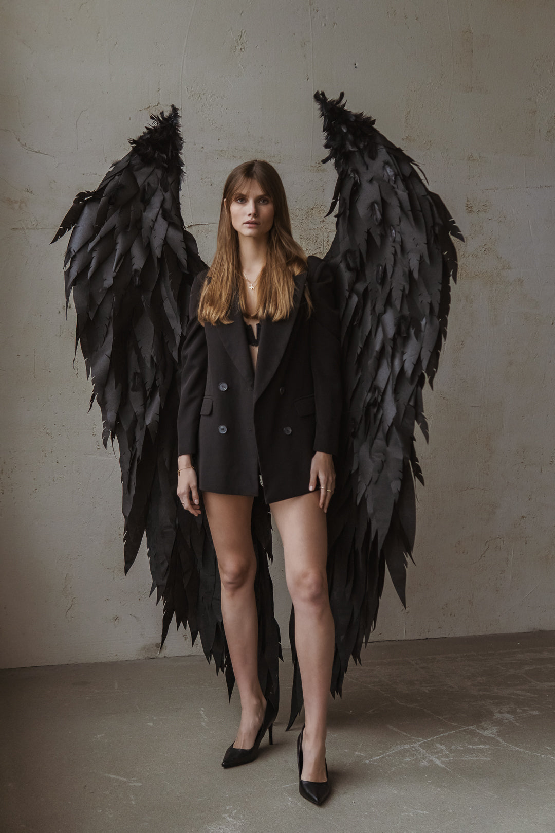 Czarne skrzydła ubranie do sesji zdjęciowej "marki Bogacci"