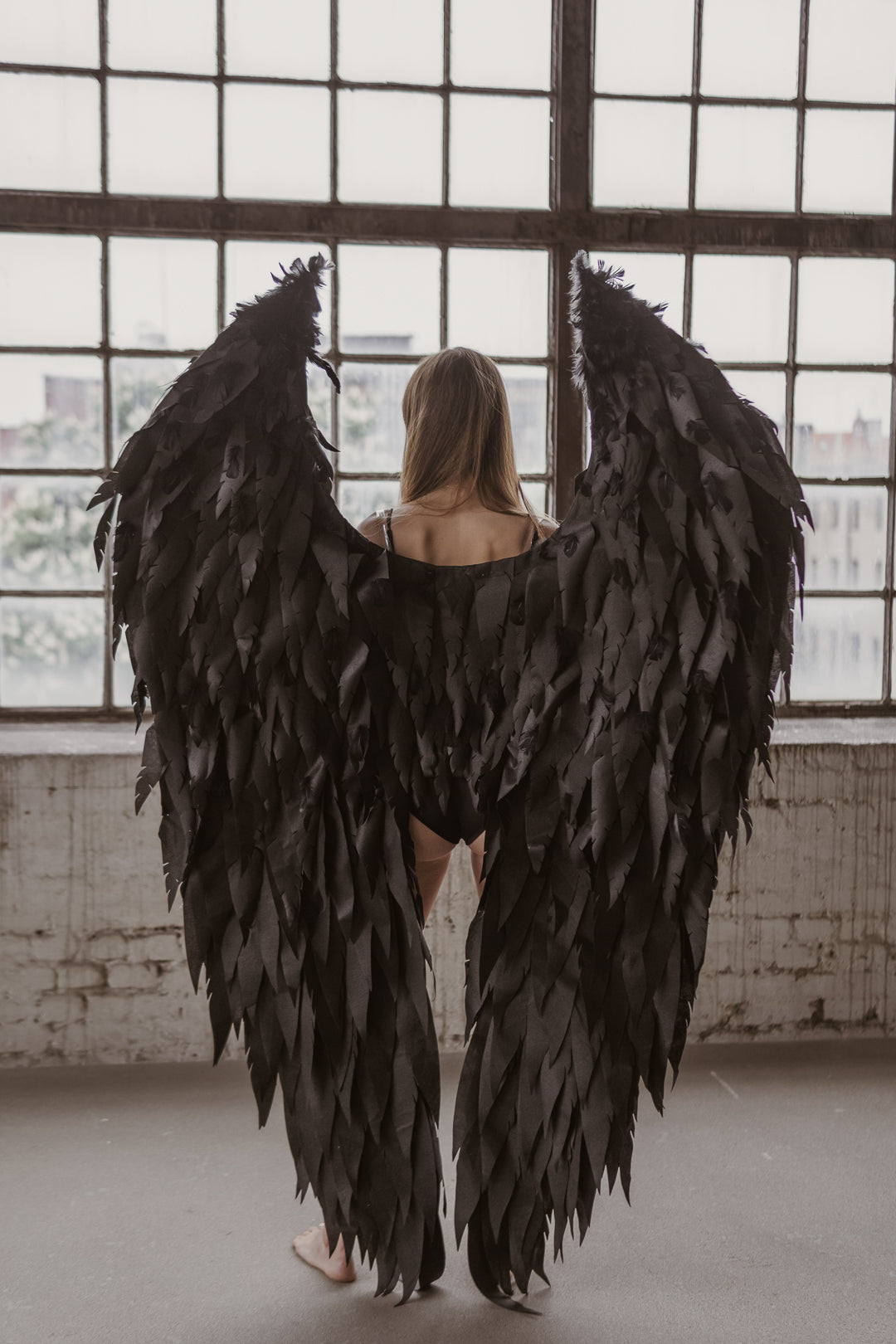 Czarne skrzydła ubranie do sesji zdjęciowej "marki Bogacci"