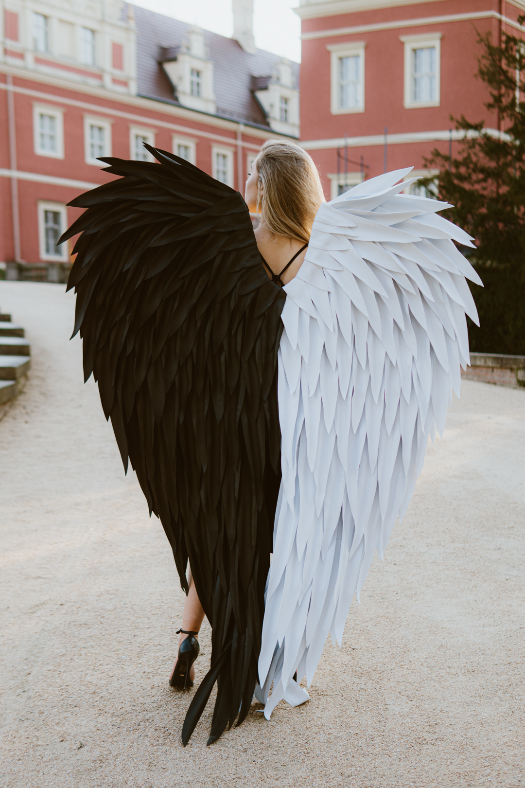 Czarno-białe skrzydła ubranie do sesji zdjęciowej "marki Bogacci"