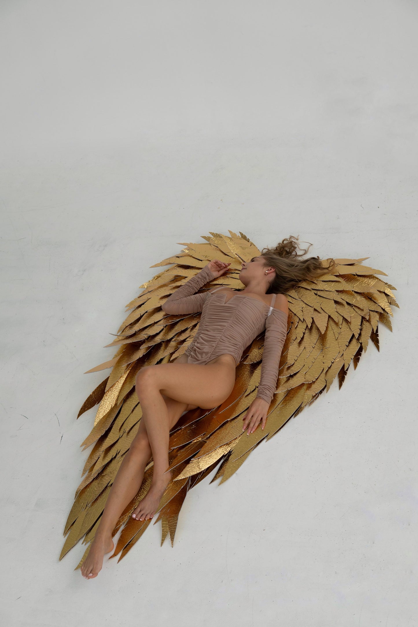 Złote skrzydła anioła na sesje zdjęciową "marki Bogacci"