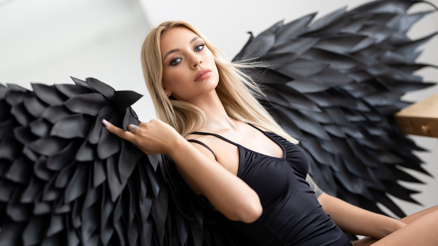 Czarne skrzydła na sesje zdjęciową "marki Bogacci"