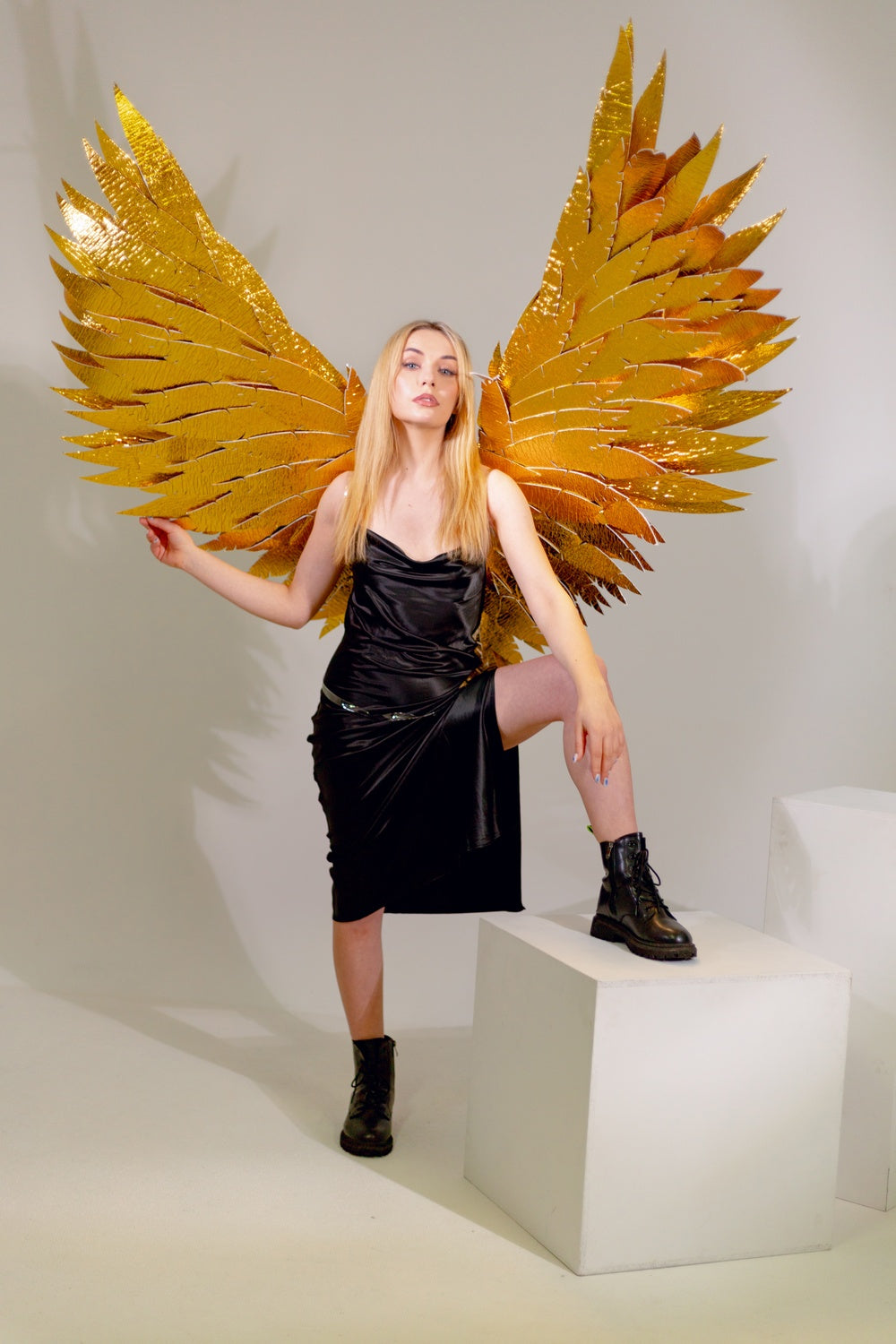 Złote skrzydła anioła do sesji zdjęciowej "marki Bogacci"